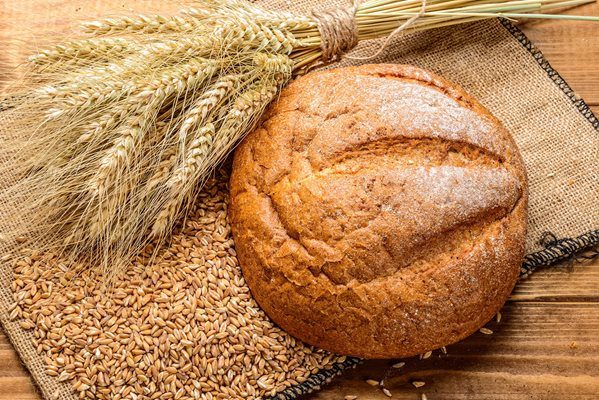 Flatlay image of bread and wheat grains